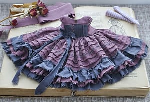 vestido clásico con volantes violeta